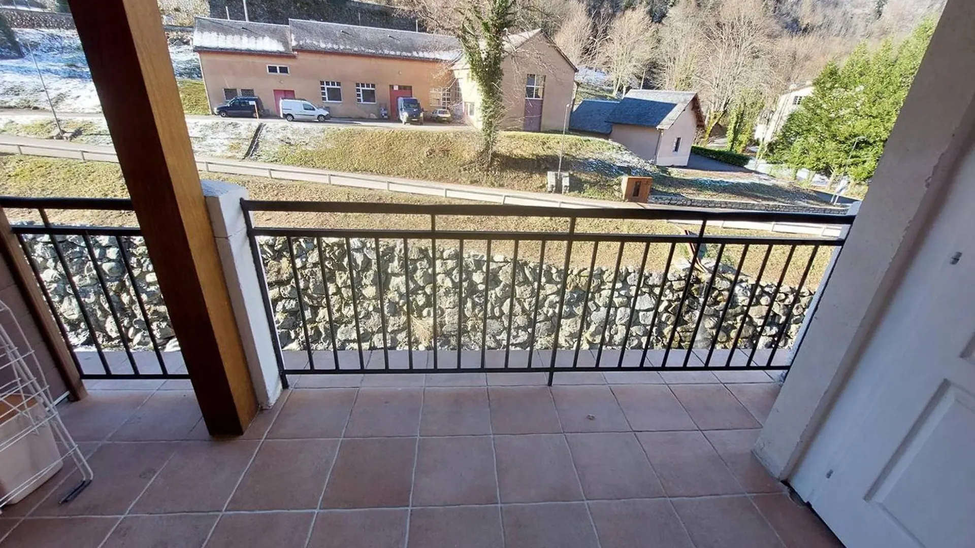 Appartement Traversant Avec Balcon Au Centre De Cauterets - Fr-1-812-65 0*,